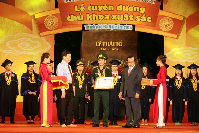 ເຊີດຊູນັກສຶກສາຜູ້ເສັງໄດ້ຄະແນນສູງສຸດ 132 ຄົນຂອງນະຄອນຮ່າໂນ້ຍປີ 2014